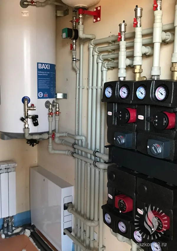 Бойлер косвенного нагрева BAXI и коллектор с насосными группами в котельной