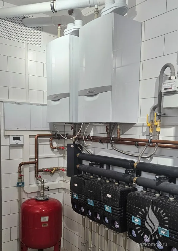 Каскад из двух газовых котлов Vaillant с распределительным коллектором — Киров